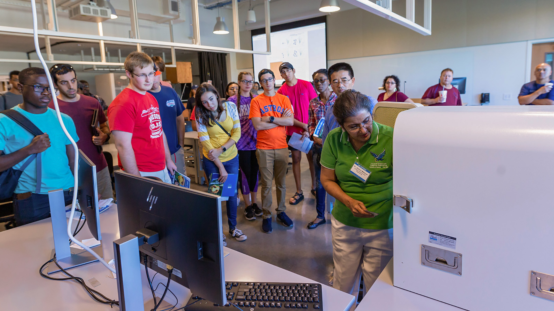 Prospective CSE students touring lab on campus