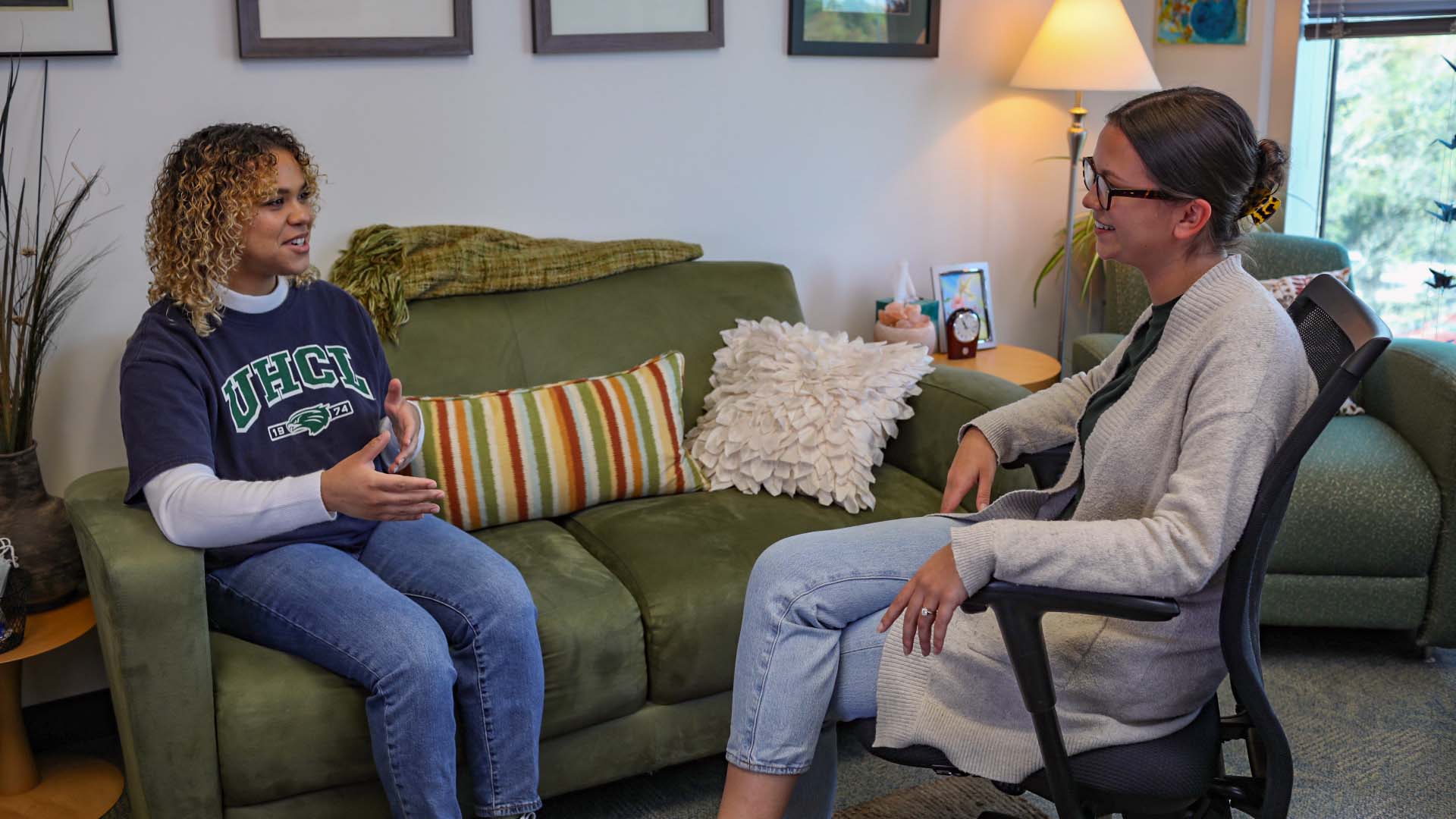 A student and therapist engaged in conversation in the Counseling Services office