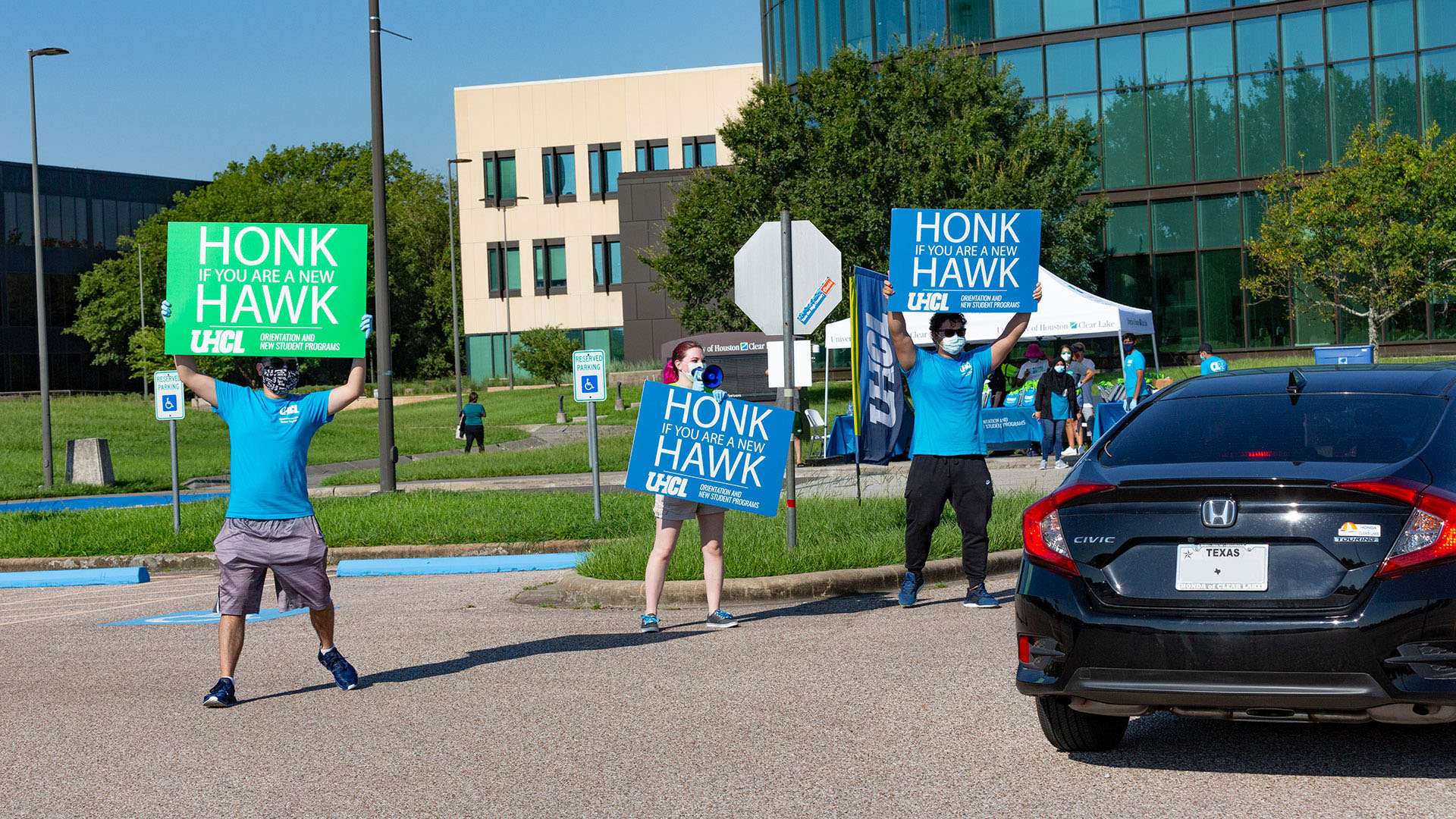 UHCL students with honk signs