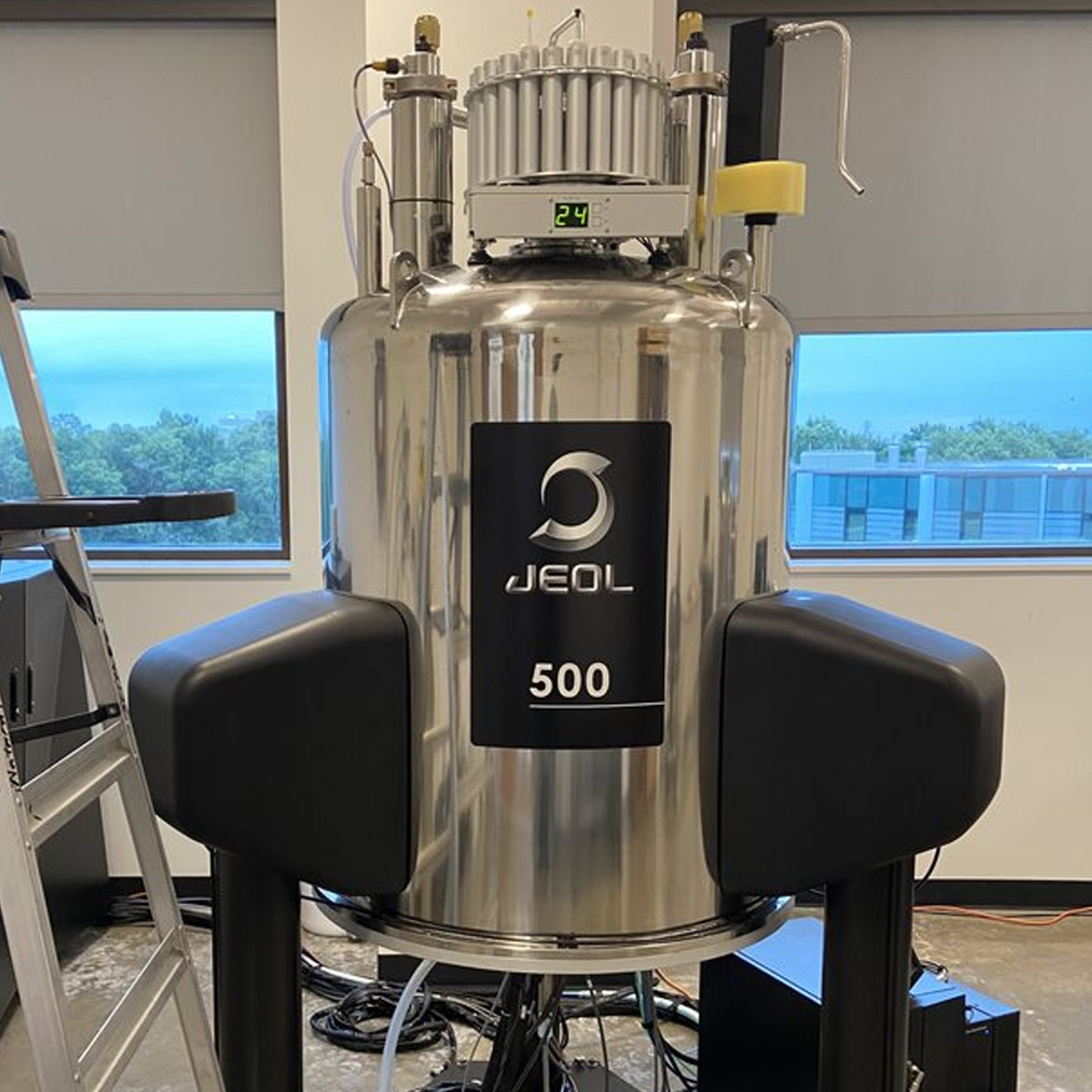 JEOL 500 MHz NMR Spectrometer (fitted with HFX Royal probe and autosampler)