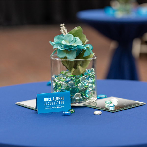 Photo of table decor at a UHCL Alumni Association event